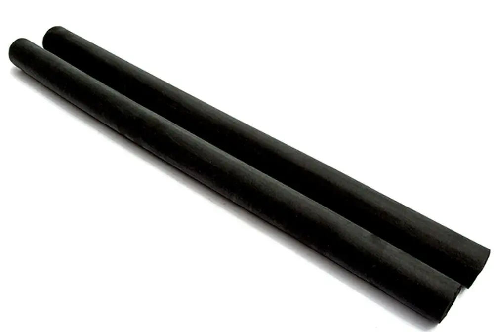 Schwarze, zylindrische Dämmschläuche, zwei Stück, geeignet für Anwendungen mit Daikin-Produkten. Sie sind lang und haben eine glatte Oberfläche.